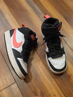 Nike Mid-Top Sneakers in White, Black & Pink